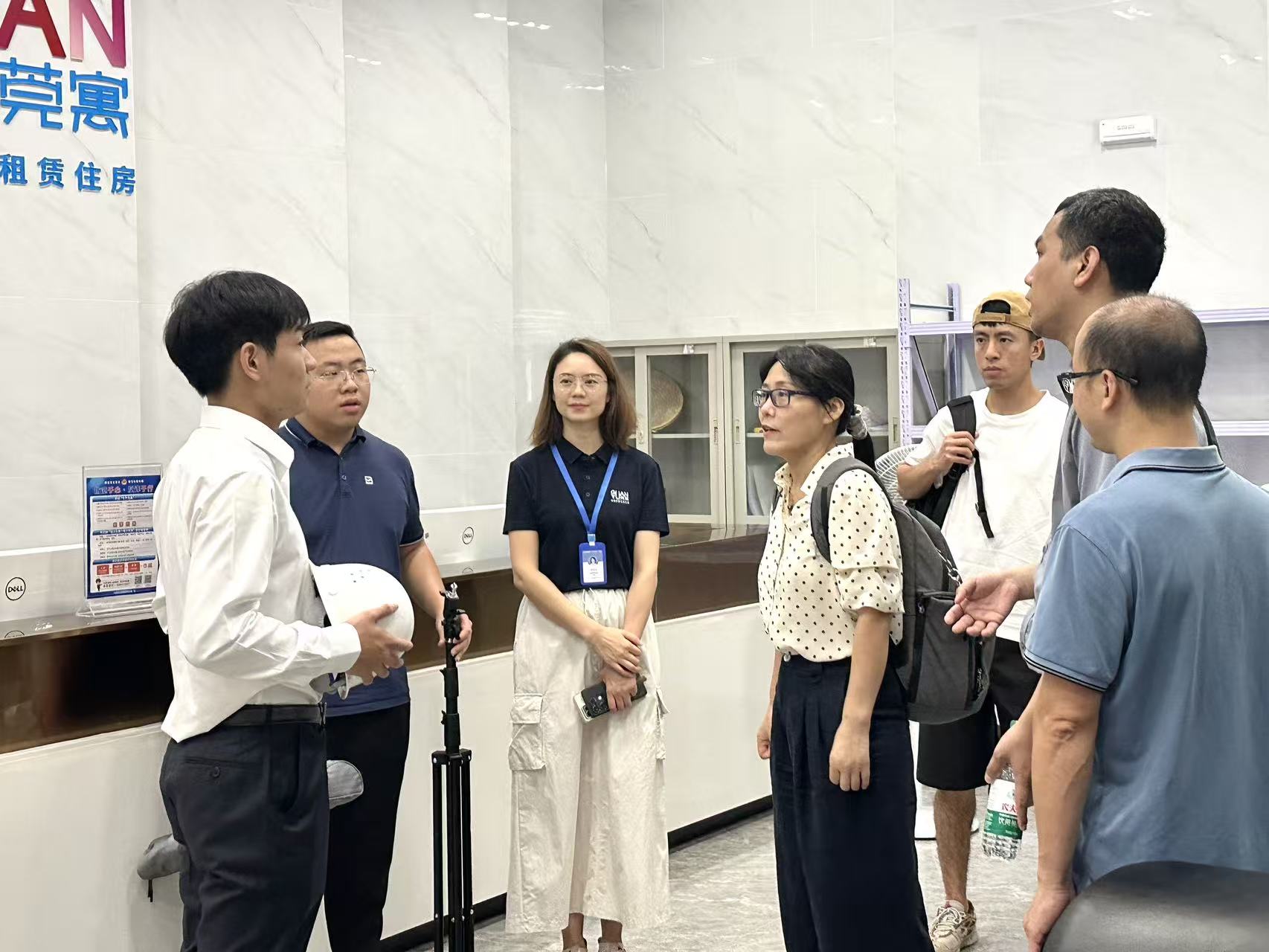 1761723229785043300.jpg 央视记者走进莞寓东实·道滘数智园店,实地探访青年活力公寓。.jpg